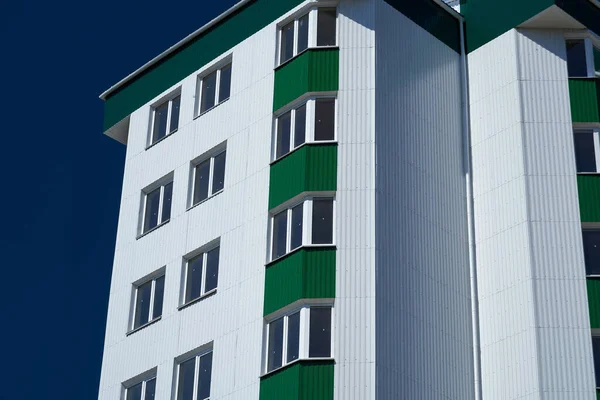 Beyaz Yeşil Metal Kaplamalı Çok Katlı Yeni Bir Binanın Cephesi — Stok fotoğraf