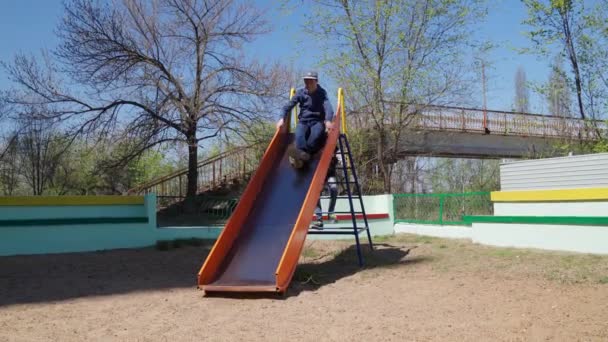 Bambini Che Giocano Scivolano Nel Parco Giochi Accanto Condominio Altalena — Video Stock