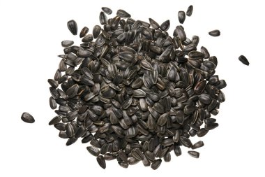 Beyaz arkaplanda izole edilmiş ham ayçiçeği tohumları