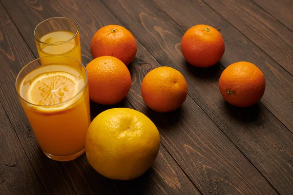 오렌지 열매를 통째로 어두운 자연적 놓았다 칵테일 — 스톡 사진