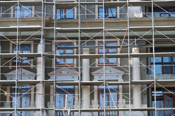 Andamios Fachada Edificio Construcción Edificio Varios Pisos Sin Personas — Foto de Stock