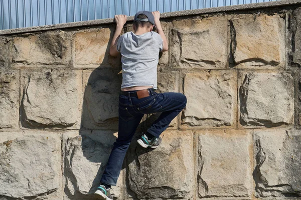 Pojken Klättrar Över Muren — Stockfoto