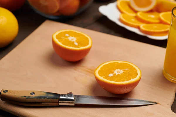 오렌지 열매를 통채로 식탁에 도마와 부엌용 놓았다 조각으로 건강에 담았다 — 스톡 사진