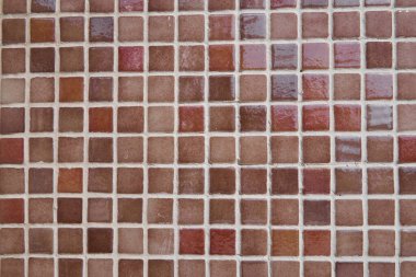 Dekoratif duvar dekorasyonu, küçük boyda fayanslar, kahverengi kırmızı renk.