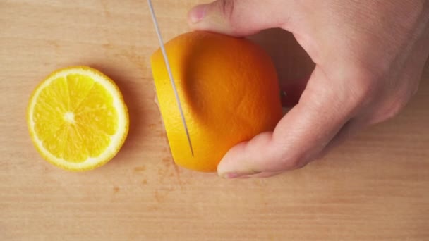 Cortando Uma Fruta Laranja Uma Mesa Corte Cozinha Mesa Madeira — Vídeo de Stock