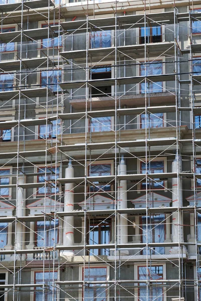 Andaimes Fachada Edifício Construção Edifício Vários Andares Sem Pessoas — Fotografia de Stock