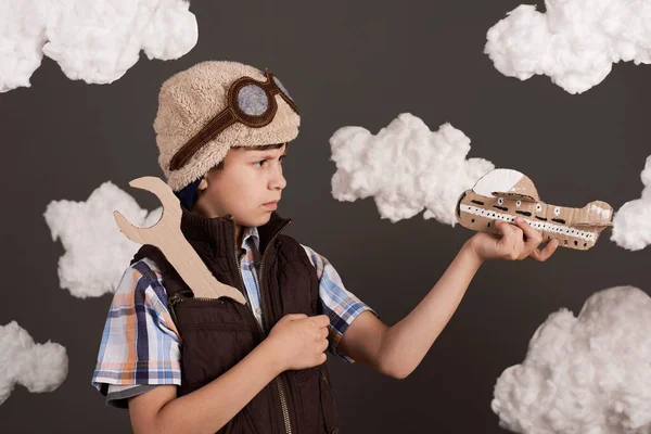 Ένα Αγόρι Παίζει Ένα Αεροπλάνο Από Χαρτόνι Και Κλειδί Και — Φωτογραφία Αρχείου