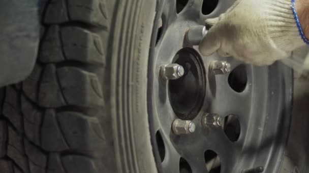 Substituir Uma Roda Carro Desaparafusar Aparafusar Porcas Uma Garagem — Vídeo de Stock