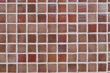 Dekoratif duvar dekorasyonu, küçük boyda fayanslar, kahverengi kırmızı renk.