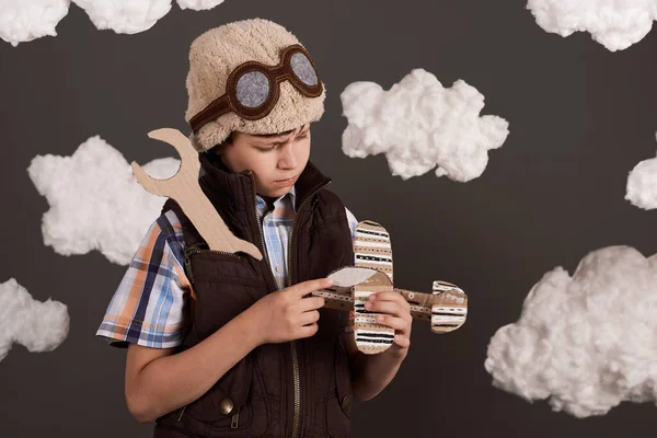 Ένα Αγόρι Παίζει Ένα Αεροπλάνο Από Χαρτόνι Και Κλειδί Και — Φωτογραφία Αρχείου