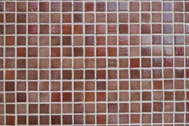 Dekoratif duvar dekorasyonu, küçük boyda fayanslar, kahverengi kırmızı renk.