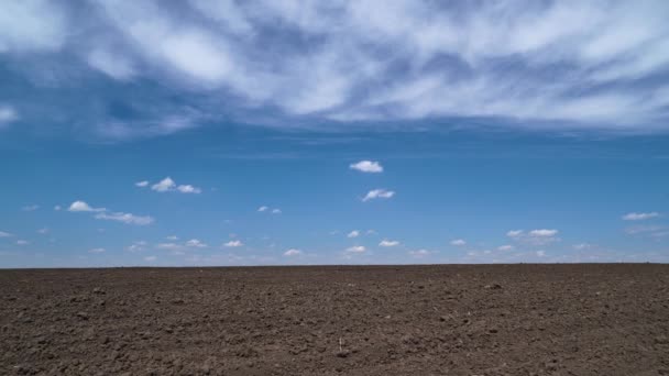 Timelapse Οργωμένο Πεδίο Έδαφος Και Σύννεφα Μιας Ηλιόλουστης Ημέρας Έννοια — Αρχείο Βίντεο