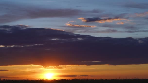 Zeitraffer Eines Wunderschönen Sonnenuntergangs Helle Sonnenstrahlen Gegen Eine Dunkle Wolke — Stockvideo