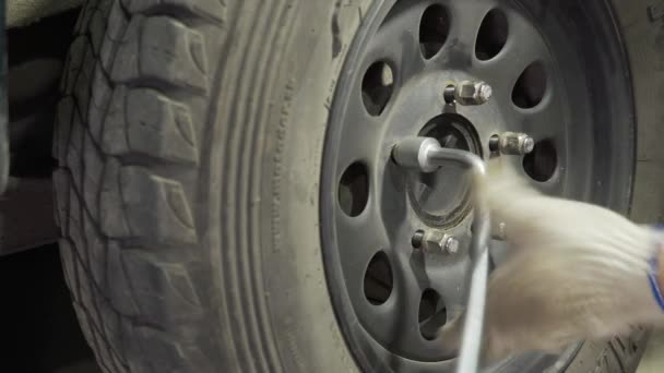 Remplacement Une Roue Voiture Dévissage Vissage Des Écrous Dans Garage — Video