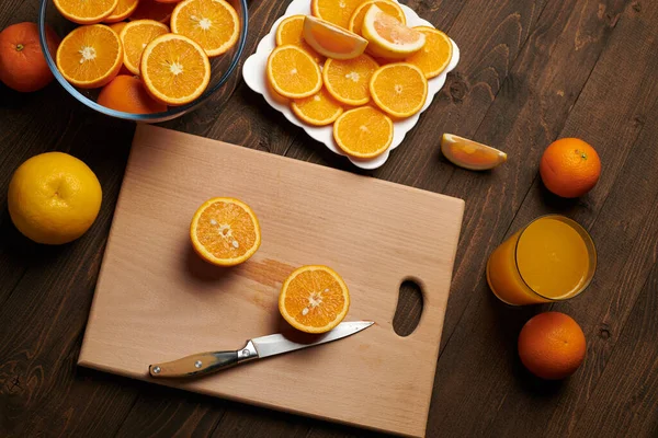 Frische Orangenfrüchte Ganz Und Scheiben Geschnitten Auf Einem Holztisch Schneidebrett — Stockfoto