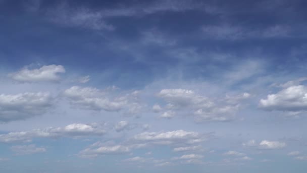 Işıl Işıl Masmavi Gökyüzü Yumuşak Bulutlarla Aydınlık Güneşli Bir Gün — Stok video