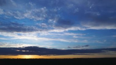 Güzel günbatımının zamanı - parlak güneş ışınları kara bulutlara karşı