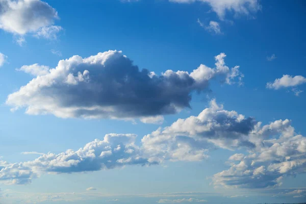 Яскраве Красиве Блакитне Небо Якими Хмарами Яскравий Сонячний День — стокове фото