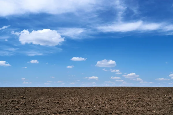 Gepflügtes Feld Boden Und Wolken Eines Strahlend Sonnigen Tages Konzept — Stockfoto