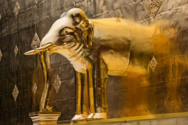Goldener Elefant im buddhistischen Tempel — Stockfoto