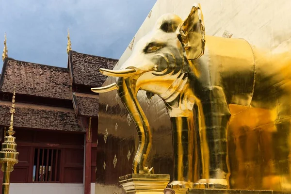 Gouden olifant in boeddhistische tempel — Stockfoto