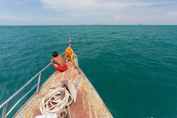 在热带海洋中的船弓 — 图库照片