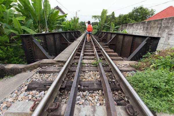 Mujer caminando en ferrocarril —  Fotos de Stock