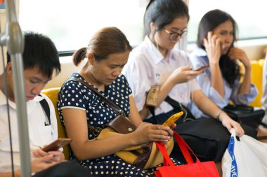 Smartphone içinde toplu taşıma kullanarak