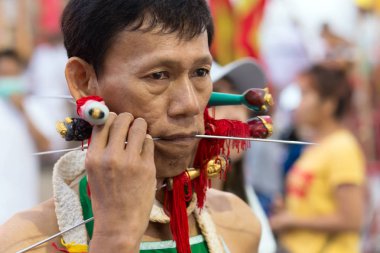 Taocu dindar aşırı piercing