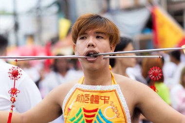 Taocu dindar aşırı piercing