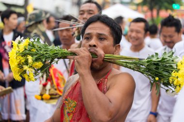 Taocu dindar aşırı piercing
