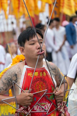 Taocu dindar aşırı piercing