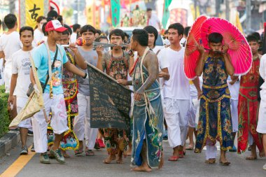 Taocu dindar aşırı piercing