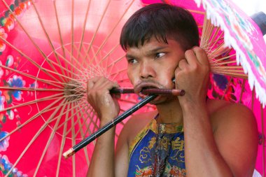 Taocu dindar aşırı piercing