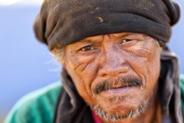 Tay evsiz bir adam portresi