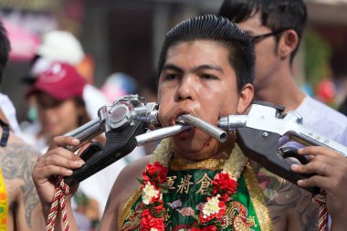 Taocu dindar aşırı piercing