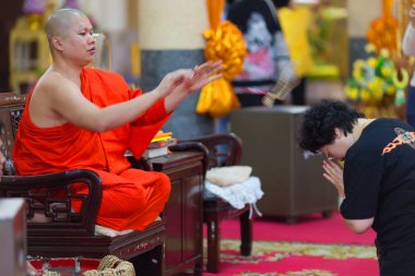 Budist keşiş nimet kadın