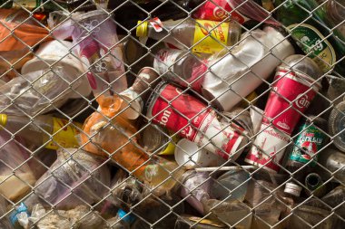 Belediye kutusu içki dolu