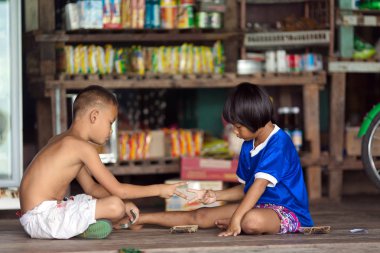 Kağıt Makas Taş oynayan çocuklar oyunu