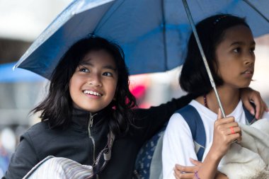 Yağmur altında Filipino küçük kızlar