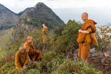 Budist rahipler dağın tepesinde at