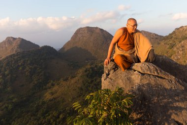 Budist ana keşiş Dağları meditasyon