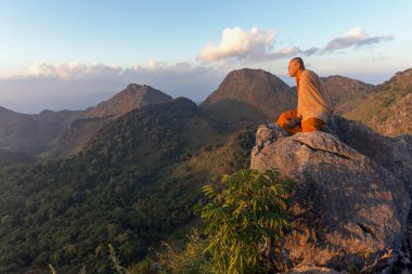 Budist ana keşiş Dağları meditasyon