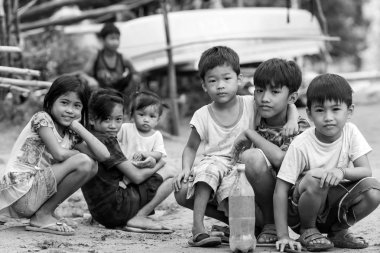 Filipinli çocuklar bir köyde