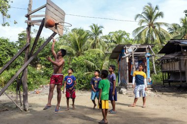 Filipino basket oynarken