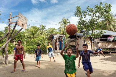 Filipino basket oynarken