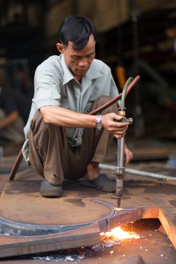 Sokakta Vietnamca kaynakçılar