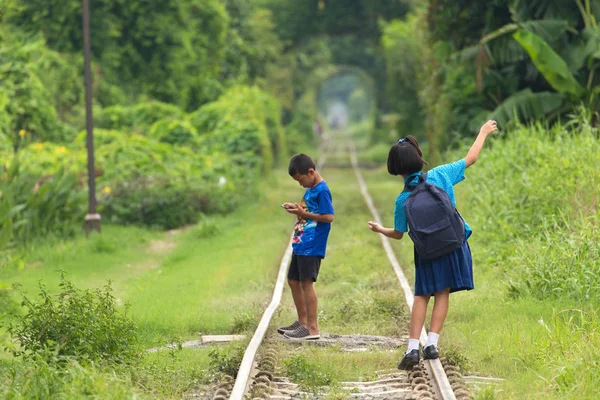 Kinderen spelen op het spoor — Stockfoto