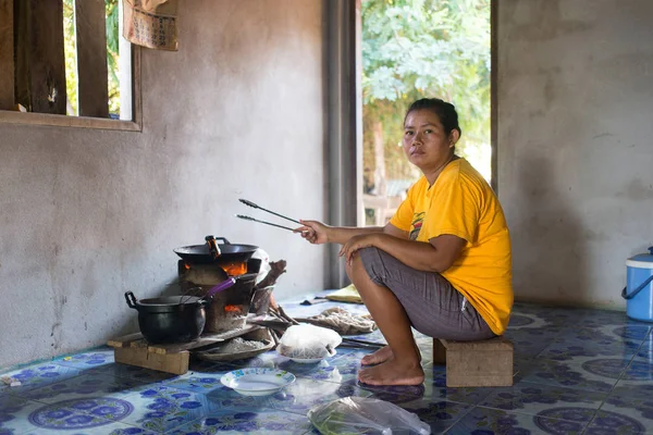 Αγρότης γυναίκα της Ταϊλάνδης μαγείρεμα στο σπίτι — Φωτογραφία Αρχείου