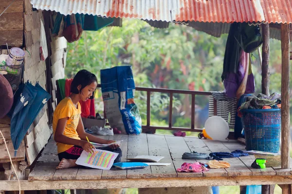Tailandesa niña rural tarea —  Fotos de Stock